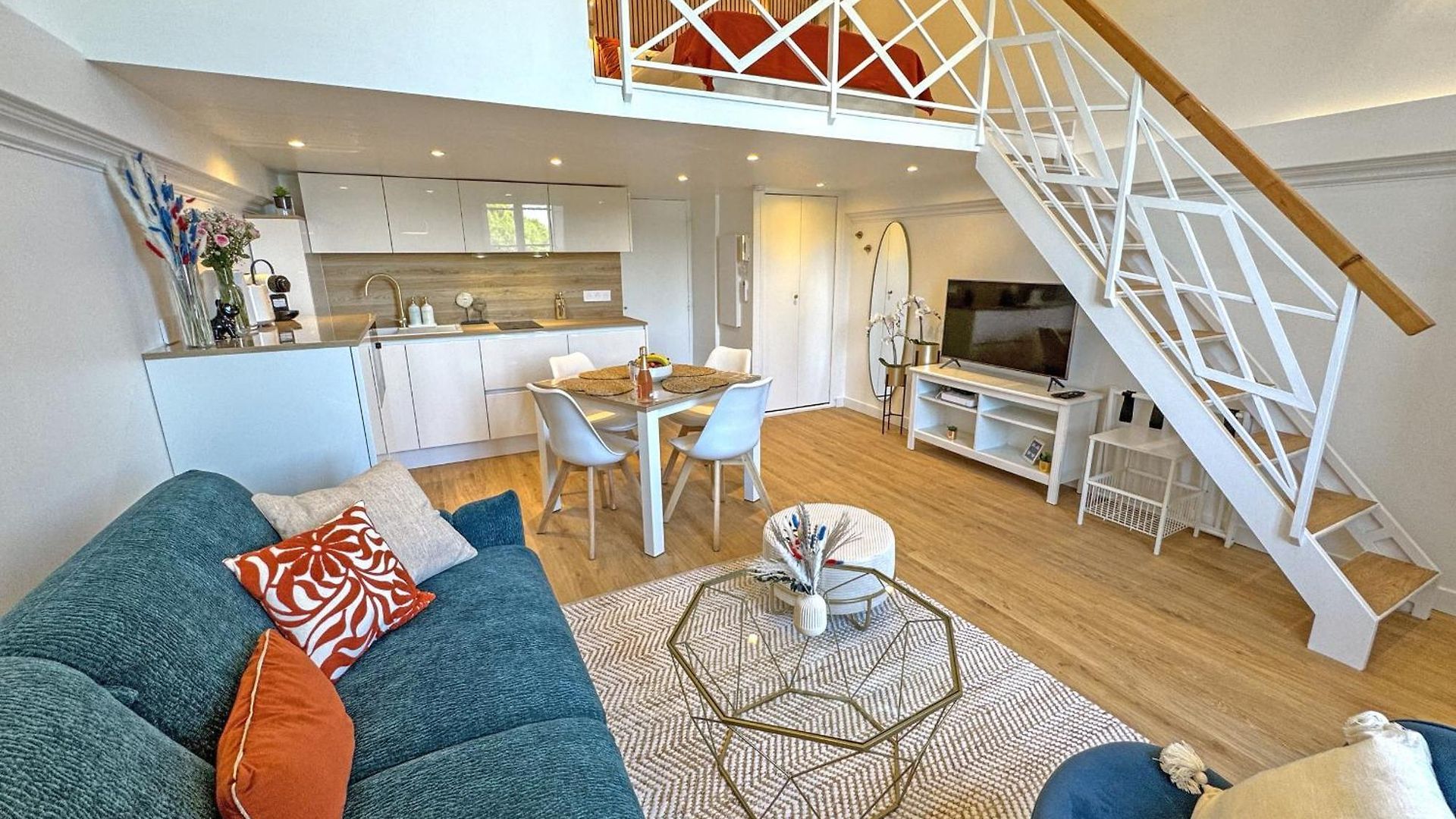 Elegant Seafront Loft Old Town