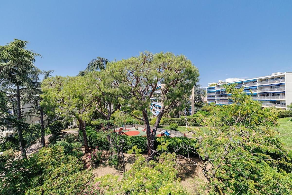 Beautiful 2 Swimming Pool, Parking Space And Air Conditioning