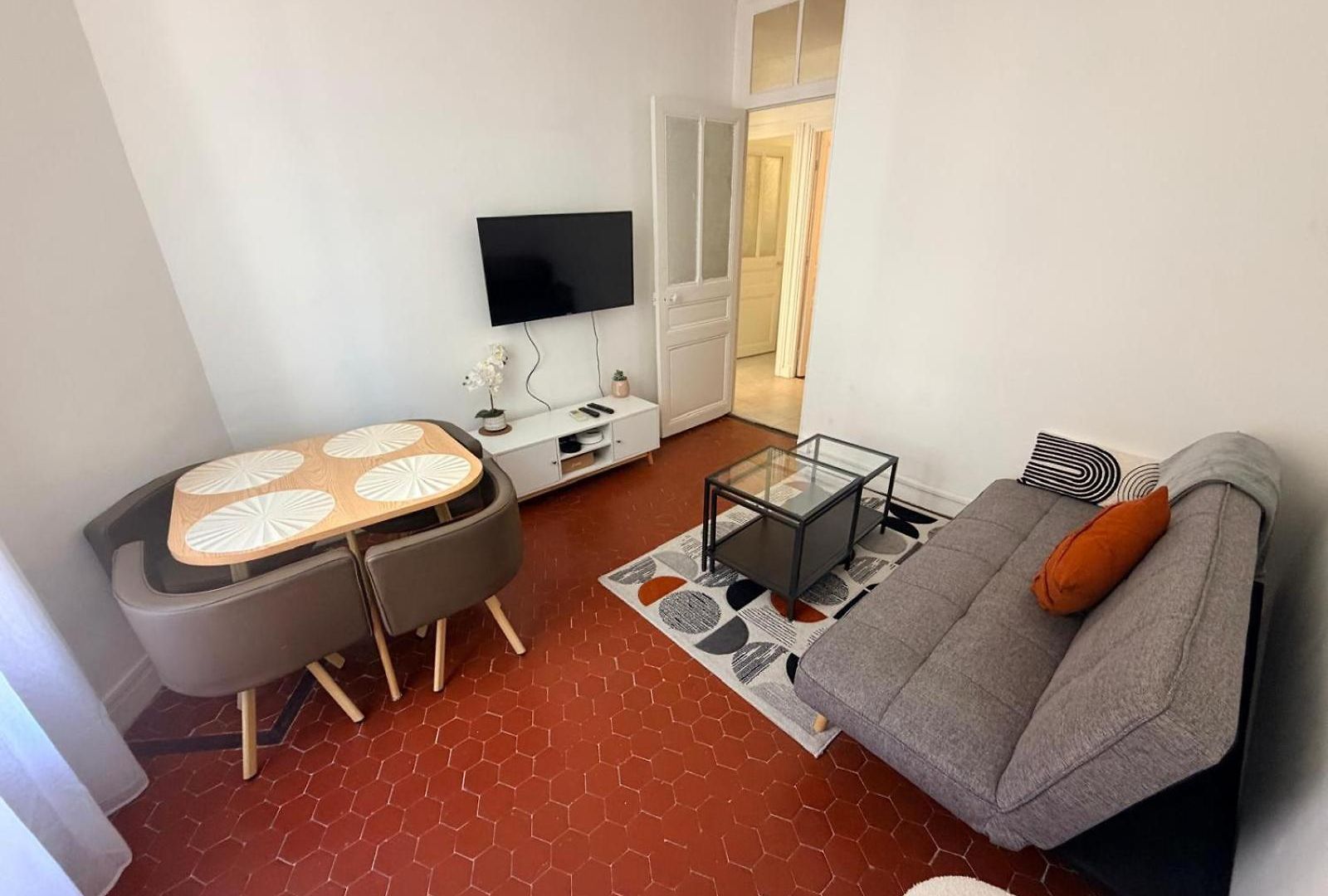 Pauline Fshh Apartment Nice