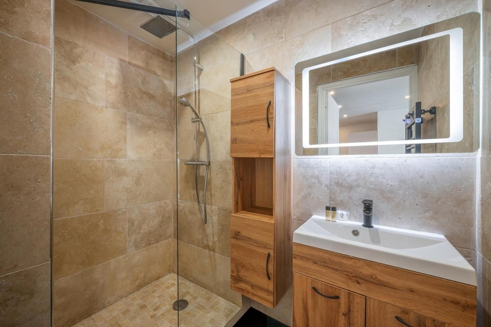 Apartment Beautifully Renovated With Charm - In The Port /ac Nice