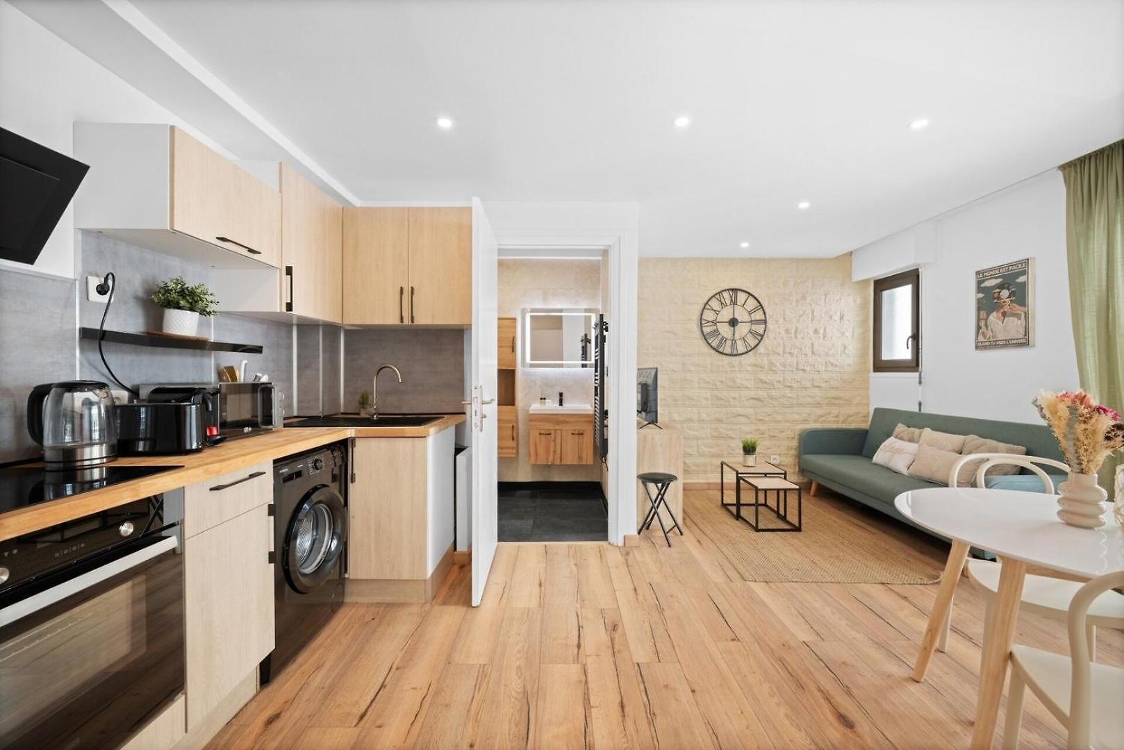 Beautifully Renovated With Charm - In The Port /ac Nice