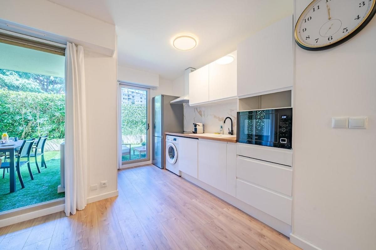 Beautiful 2-bedroom Apartment, Garden, Swimming Pool, Sea Within Walking Distance Nice