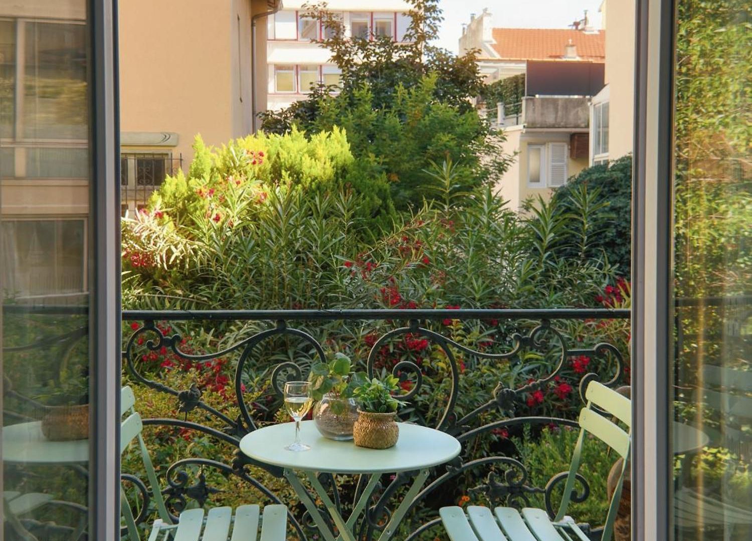Charming Studio, Balcony With Garden View, Liberation Apartment *