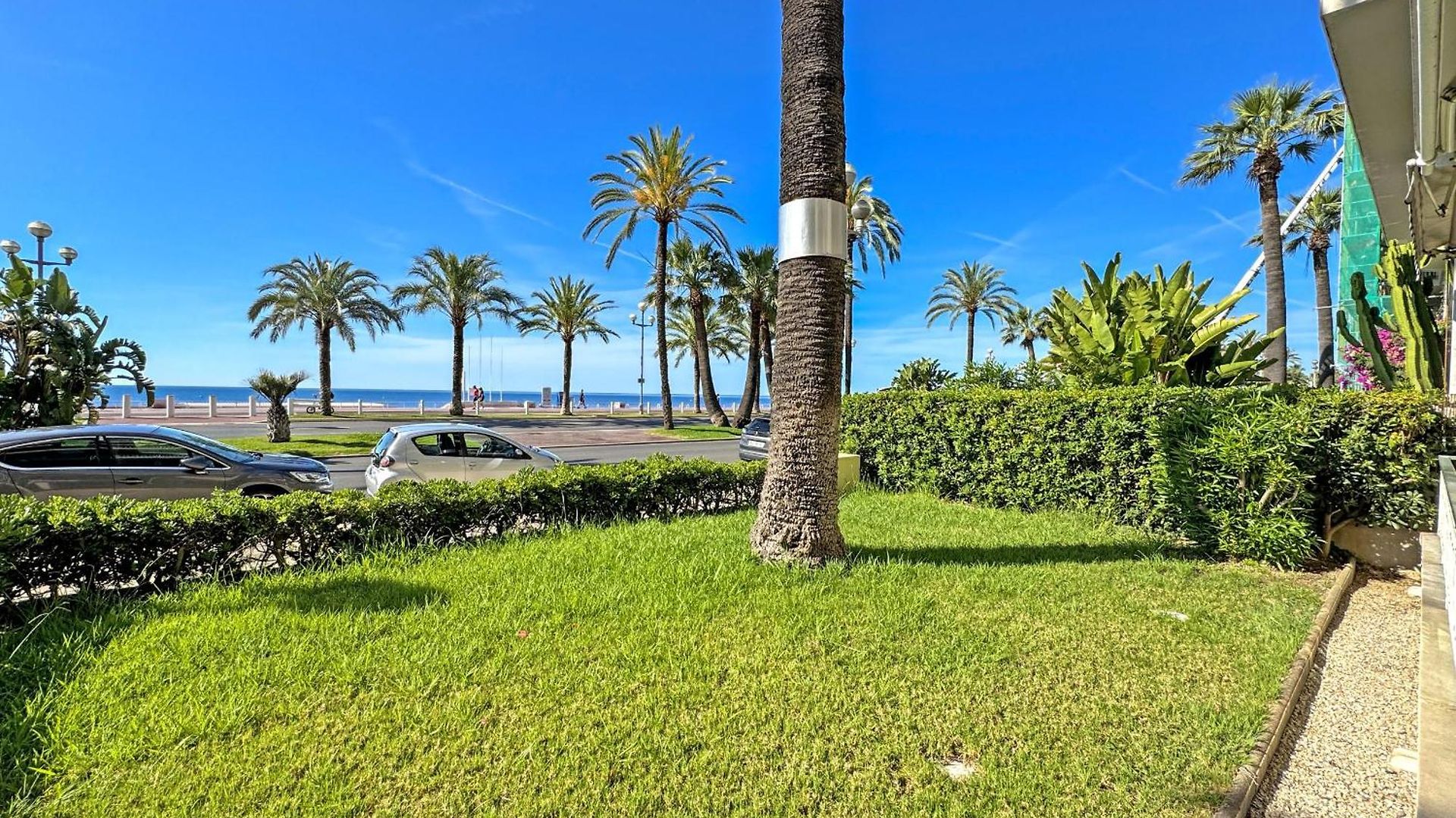 Apartment Rare Seafront Garden On Promenade *