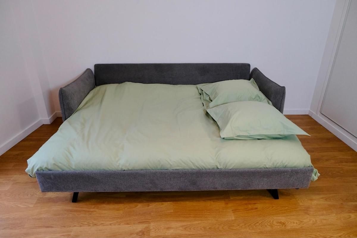 1 Minute To Tram - 3 Ac - 2 Balcony - Close Apartment *