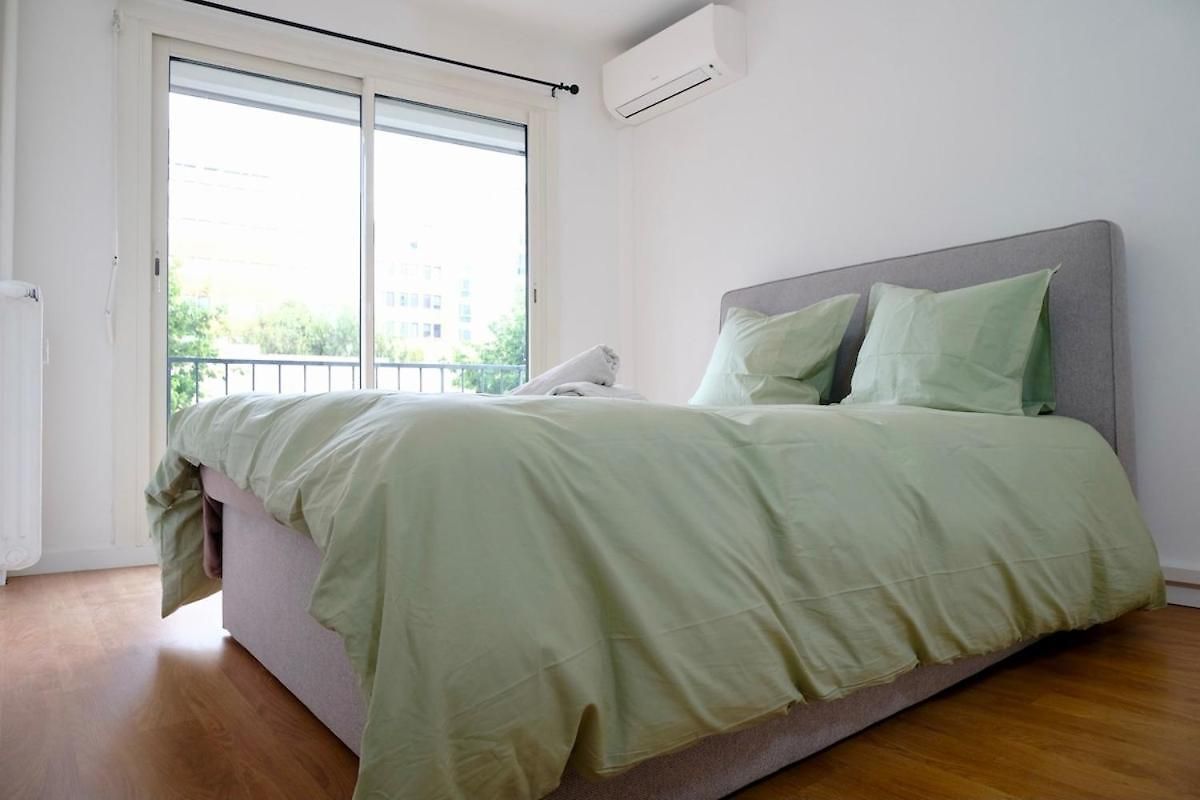 Apartment 1 Minute To Tram - 3 Ac - 2 Balcony - Close