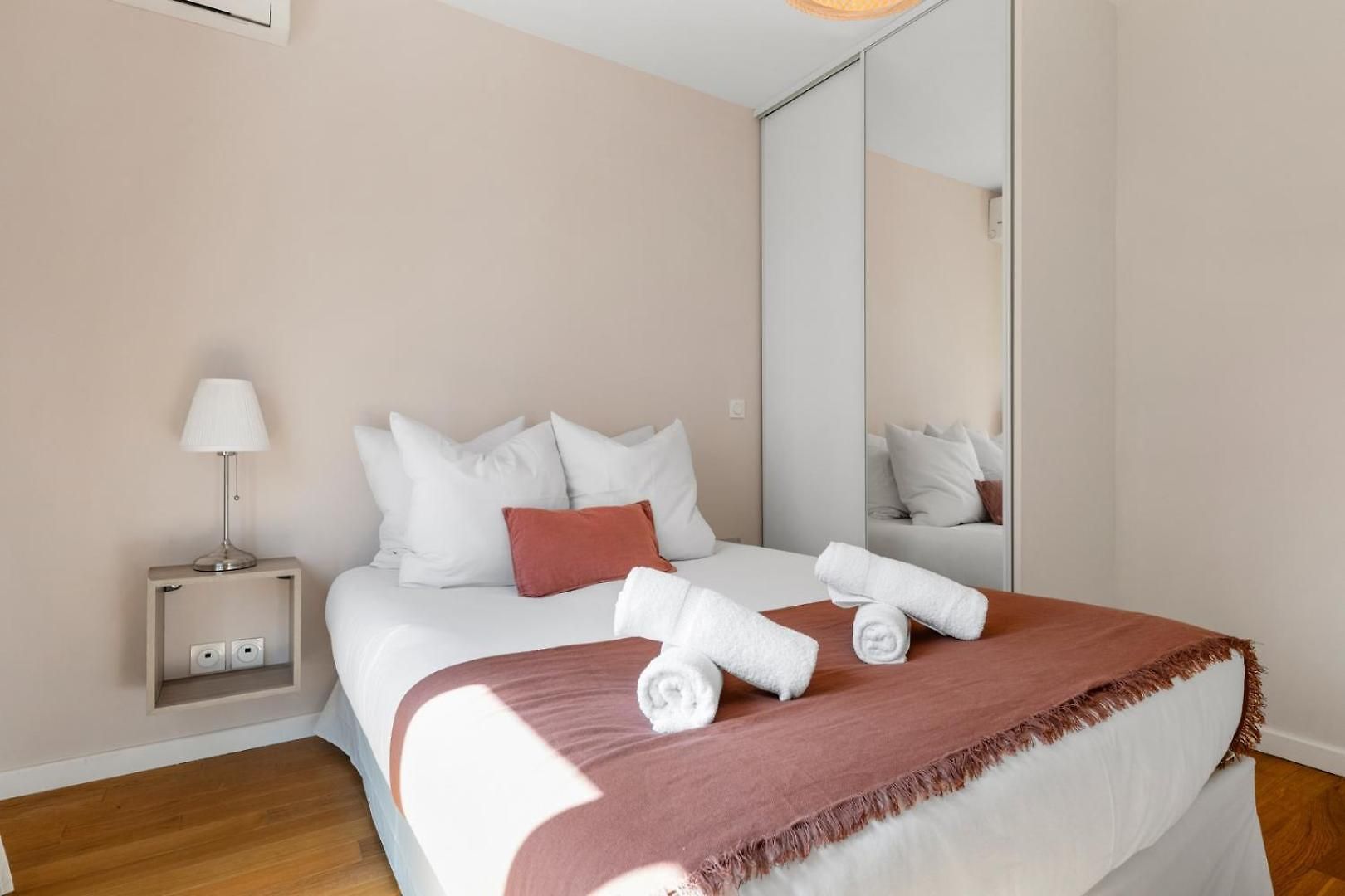 Stunning & Bright - 2 Bedrooms - Parking Wifi/ac Nice