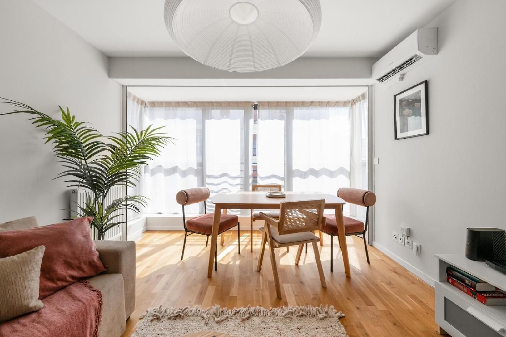 Stunning & Bright - 2 Bedrooms - Parking Wifi/ac Apartment Nice