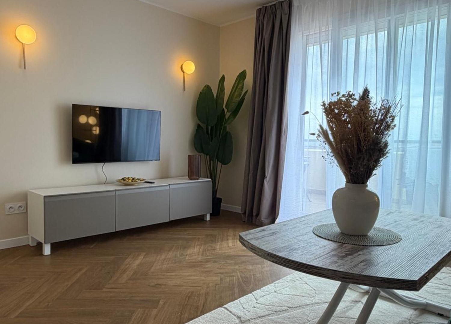 Bright 1br Floor * Nice