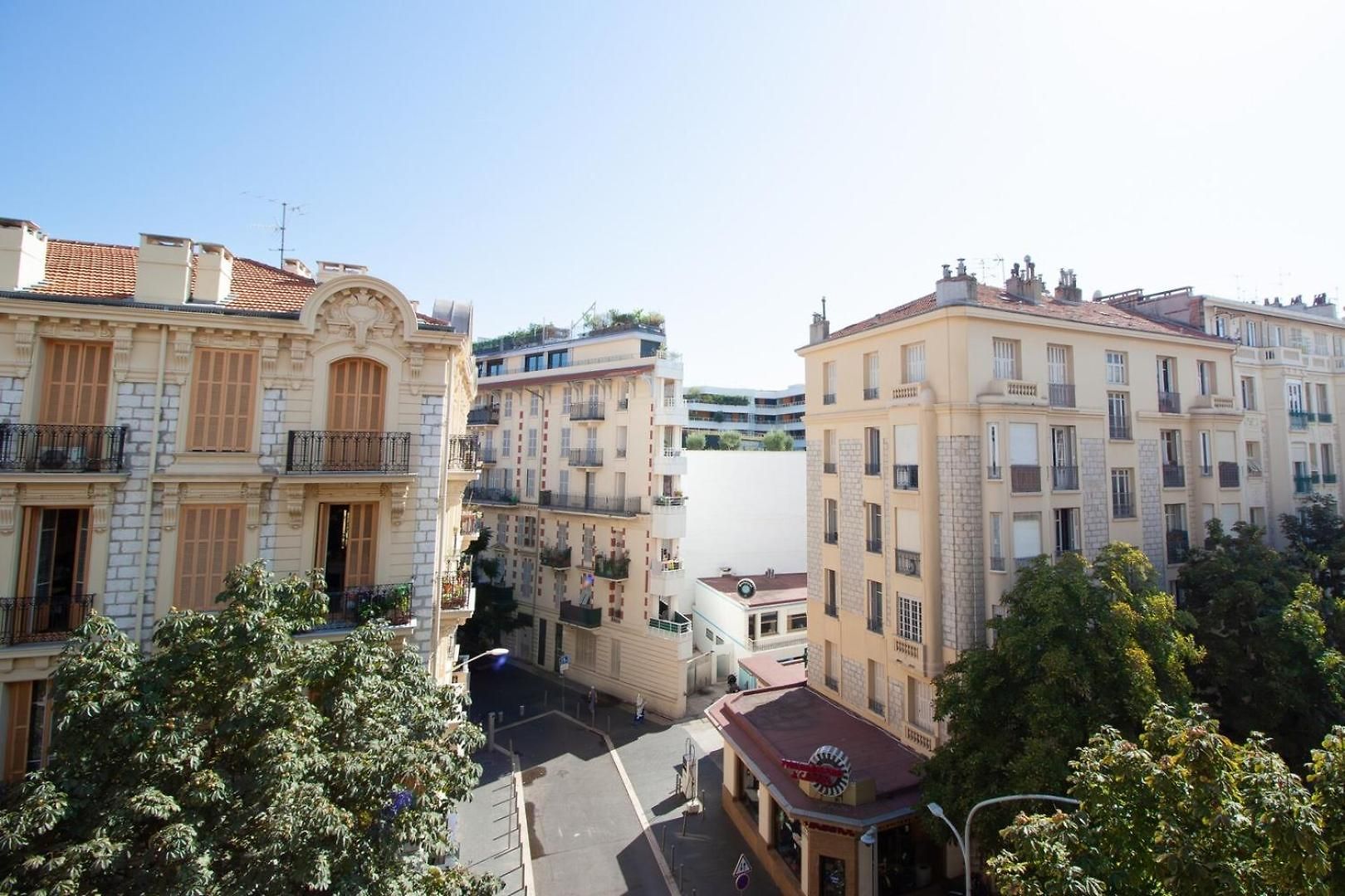 Bright 2-bedroom - La Liberation