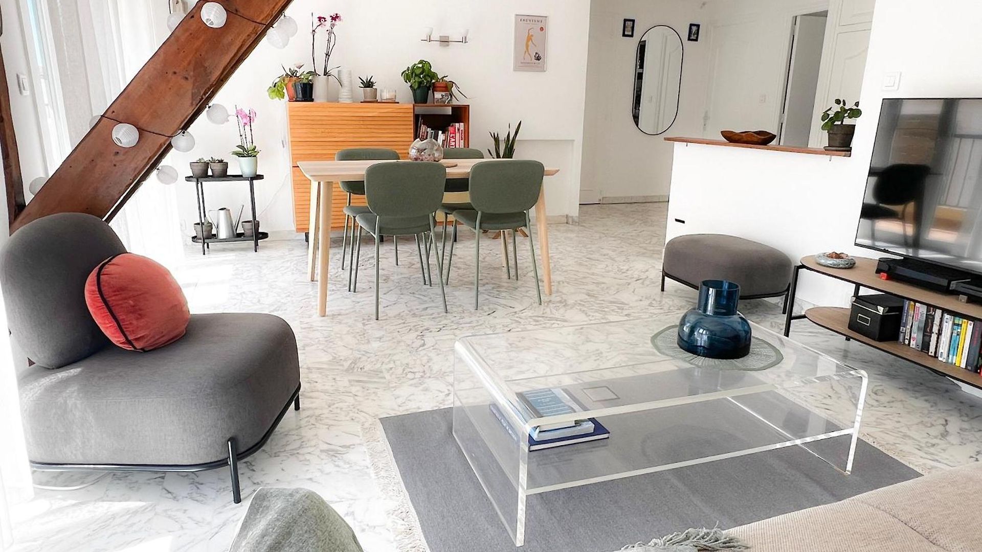 Bright Floor 2br With Large Terrace In Centre