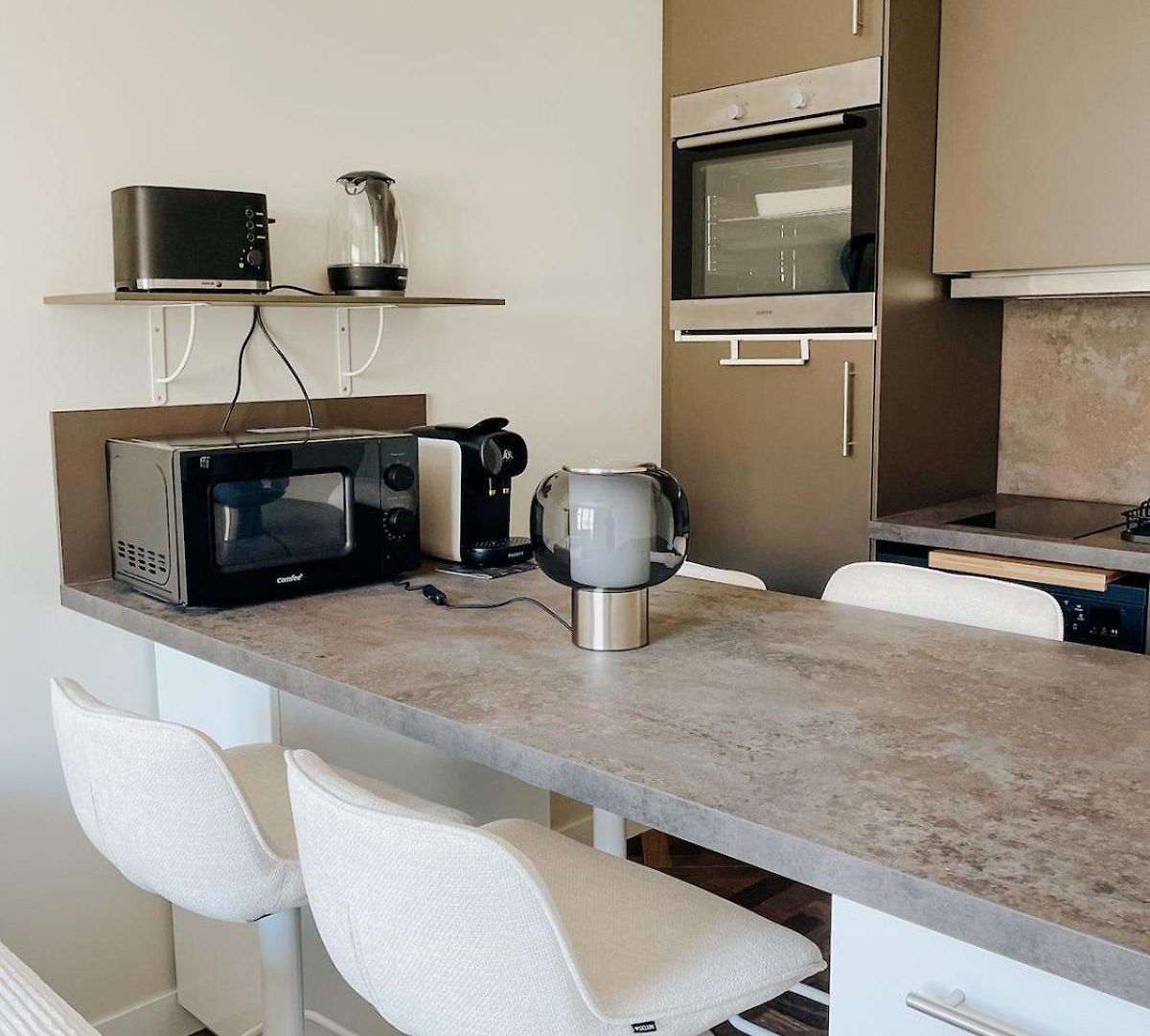 Apartment Charming Apartment, Air-conditioned And Centrally Located