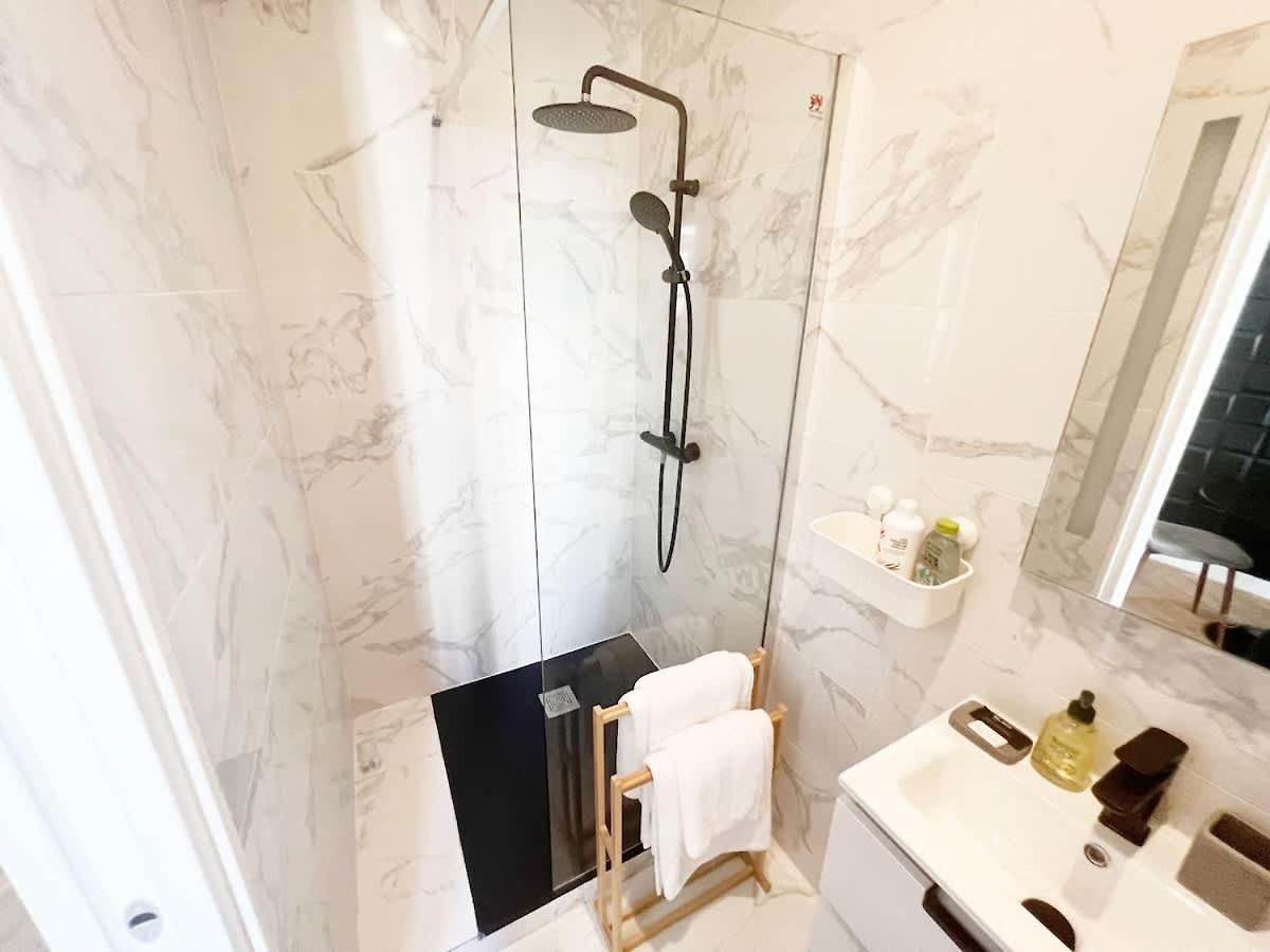 Bright Modern & Walkable Apartment *