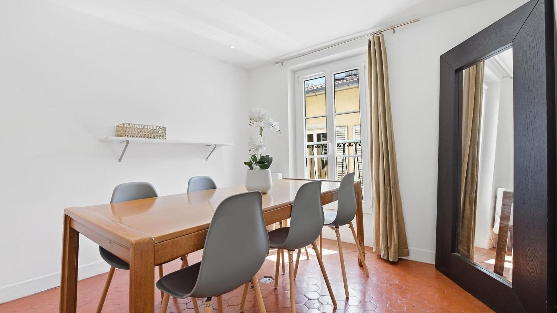 Old Town - 2 Bedroom Ac Apartment *