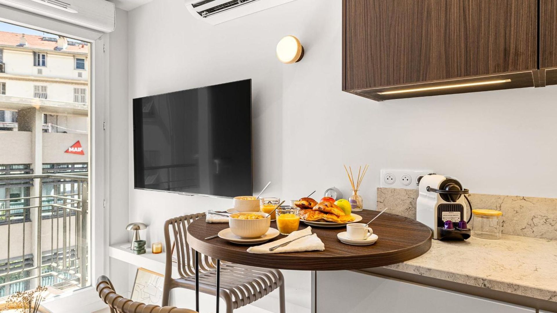 Carabacel - One Ac And Balcony Apartment *