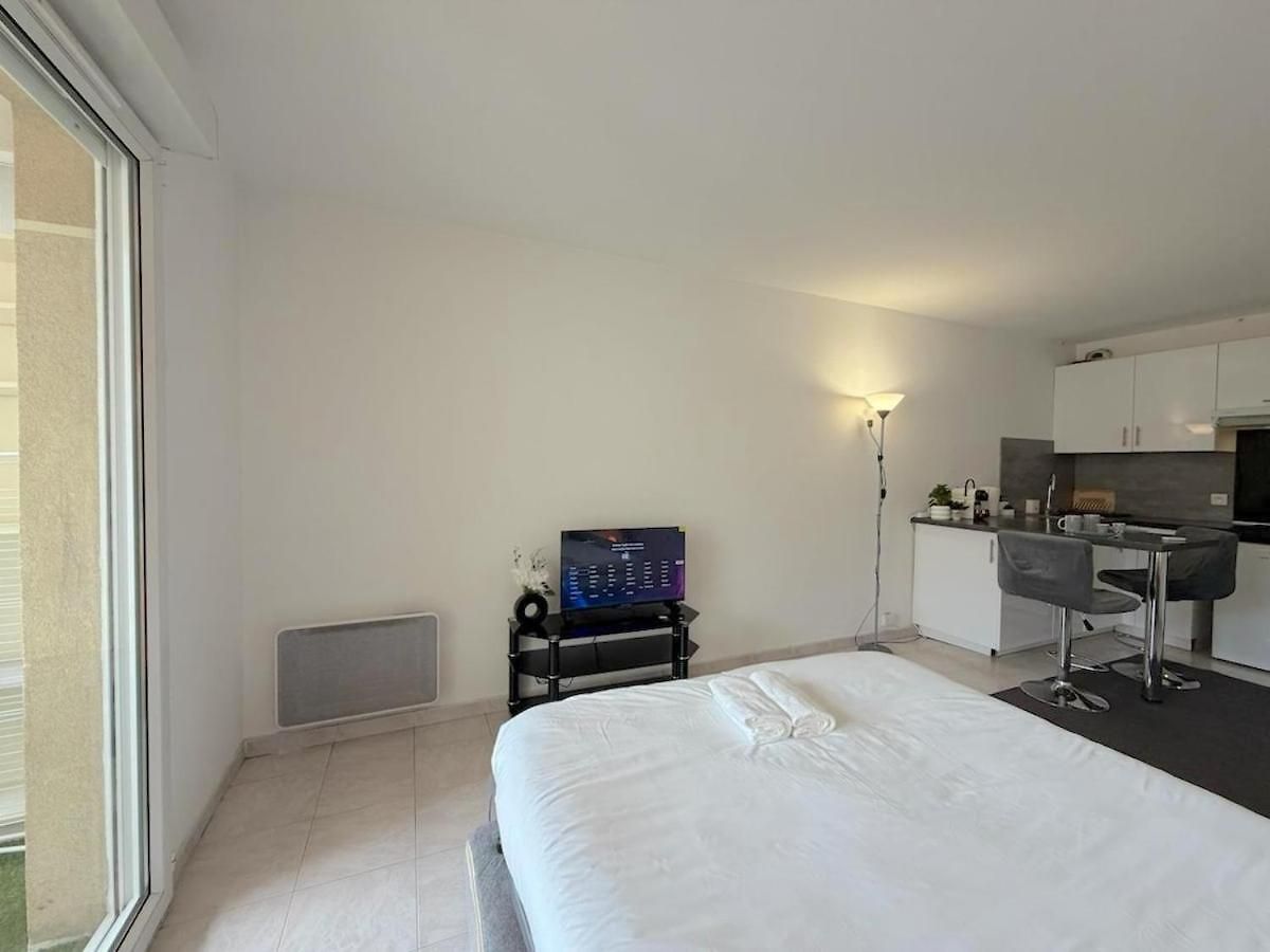 Charming Cozy With Sunny Balcony Apartment *