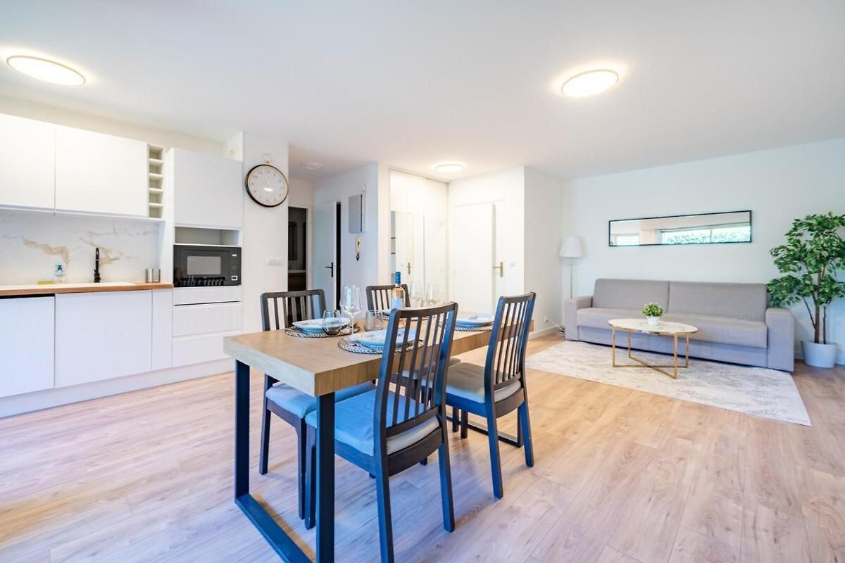 Beautiful 2-bedroom Apartment, Garden, Swimming Pool, Sea Within Walking Distance Apartment *