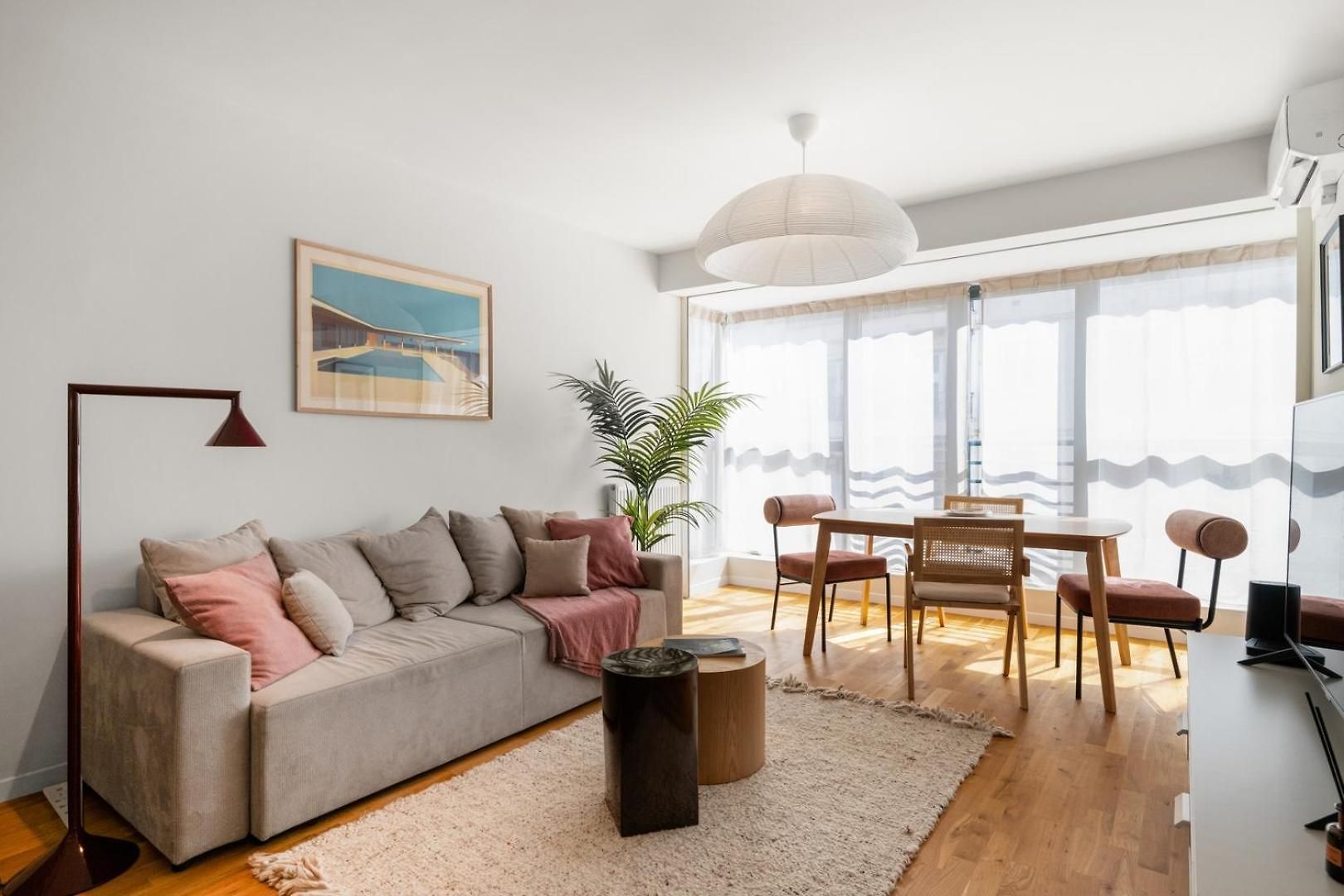 Stunning & Bright - 2 Bedrooms - Parking Wifi/ac