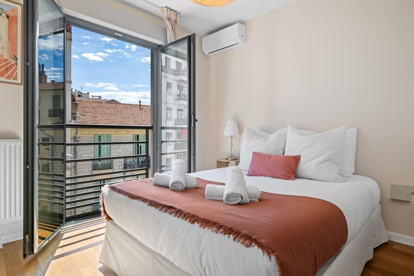 Stunning & Bright - 2 Bedrooms - Parking Wifi/ac *