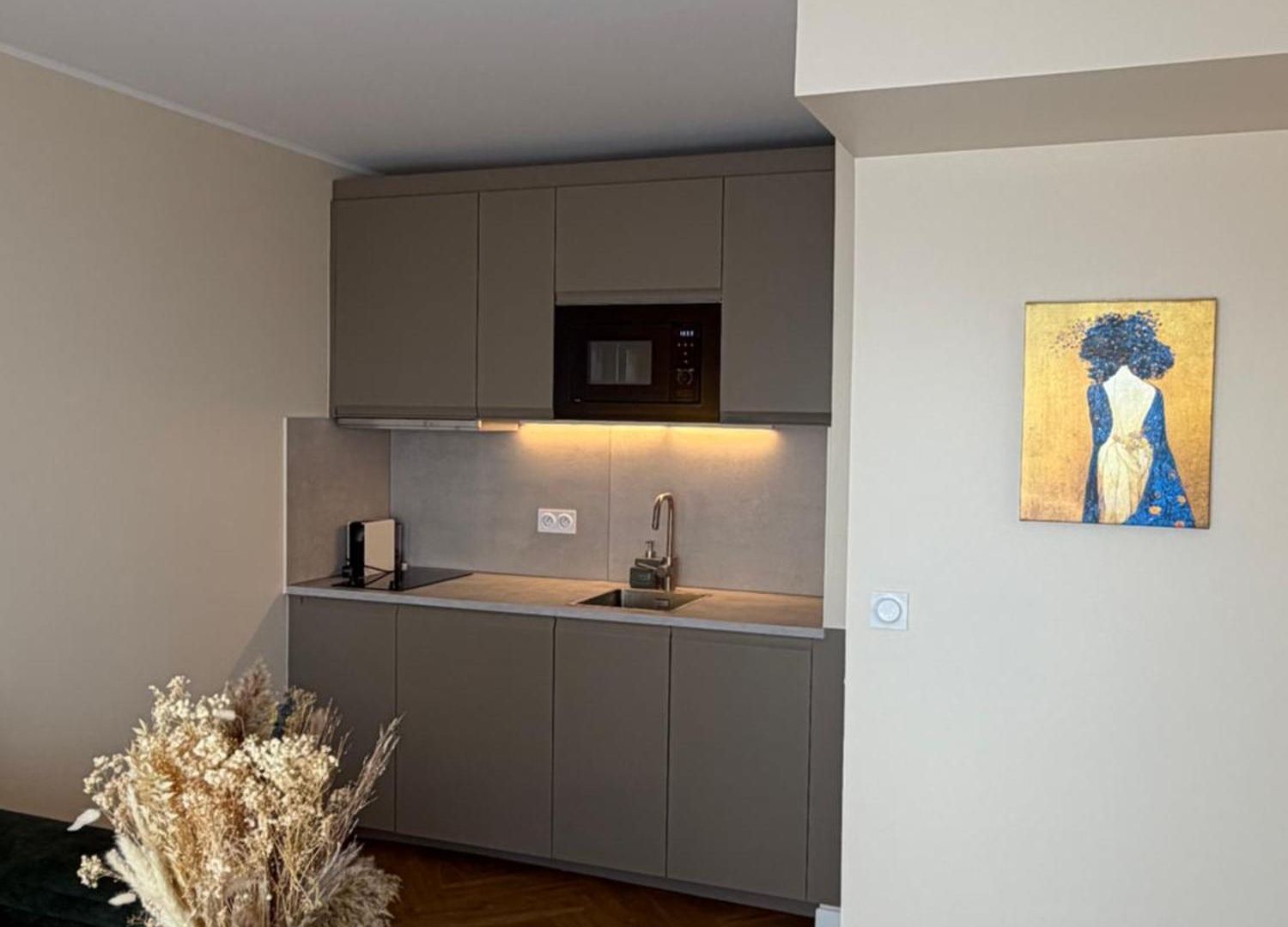Bright 1br Floor Nice