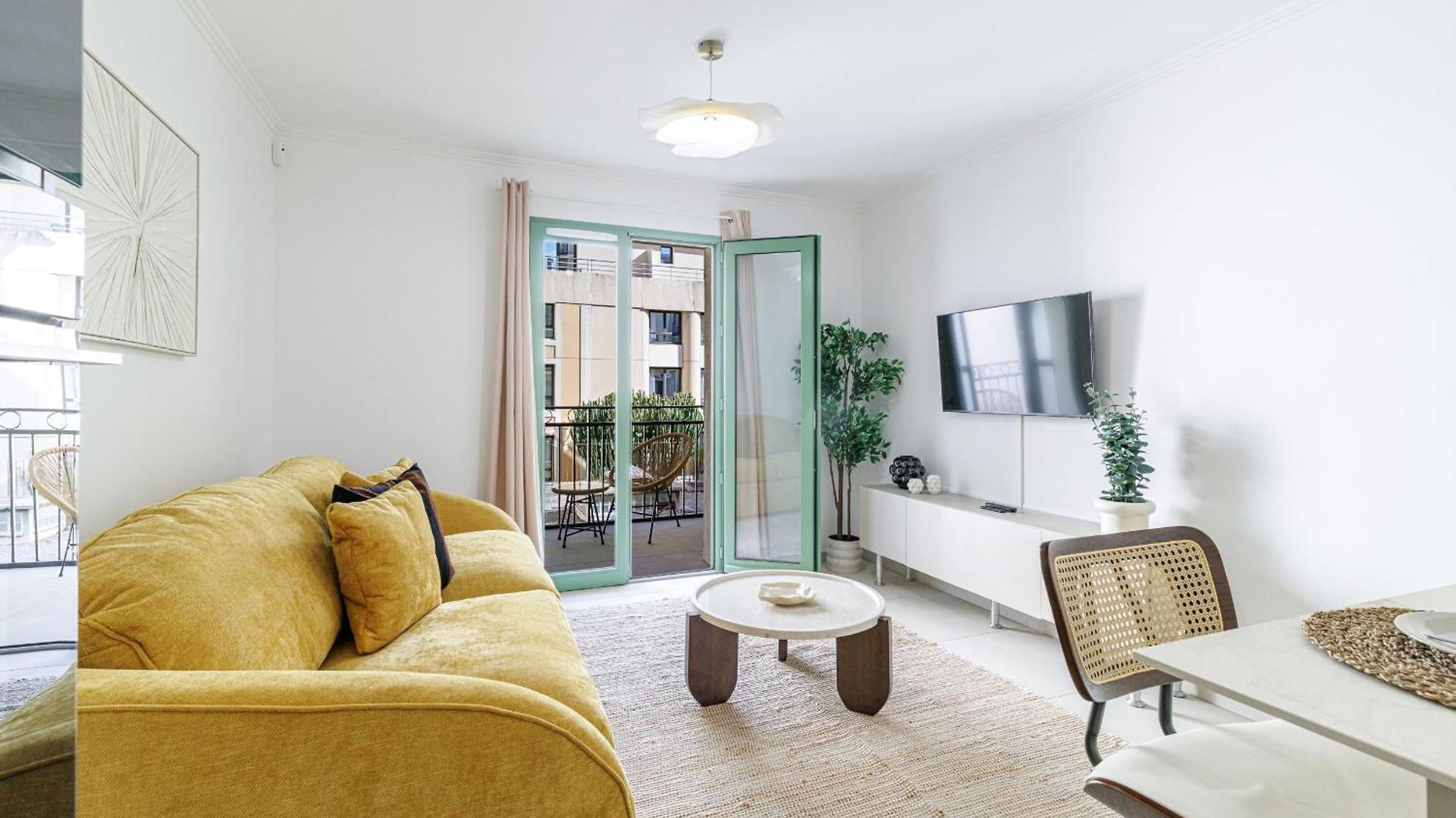 Quiet & Pretty 1 Bdr In The Center