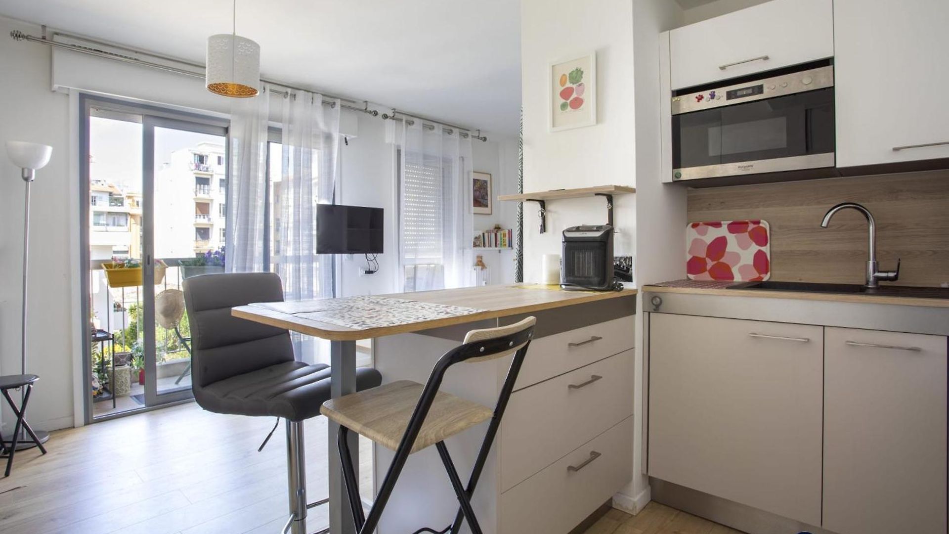 Charming With Balcony In The Heart Of The Liberation District Apartment *