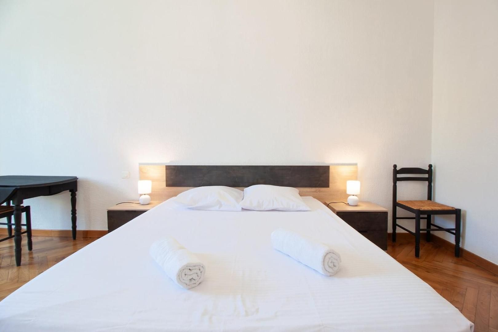 Bright 2-bedroom - La Liberation Apartment