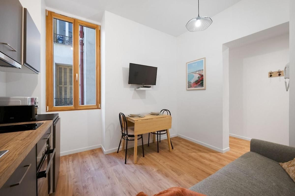 Charming 2 Rooms, Sleeps 4 Center Apartment Nice