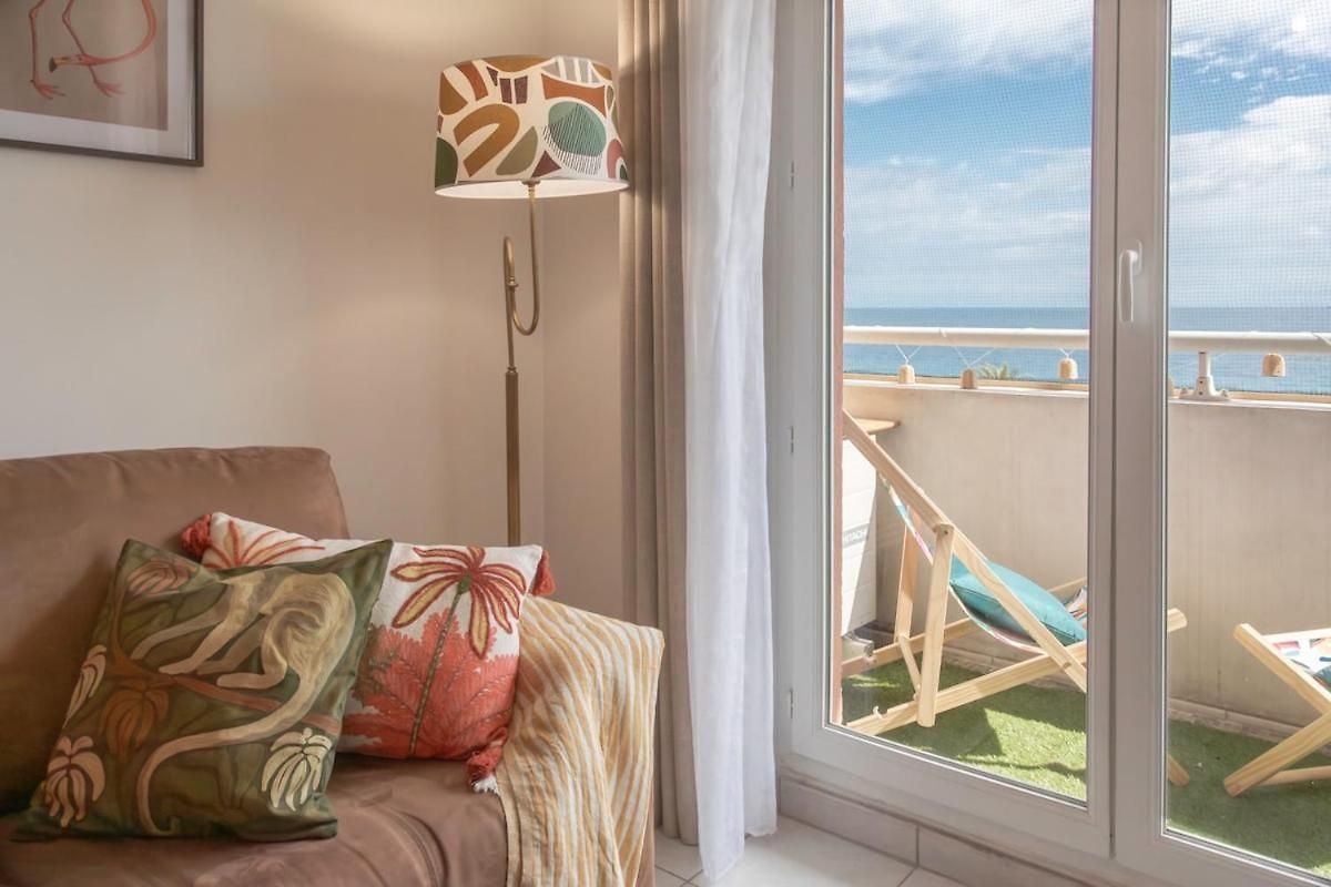 Apartment Modern 2-bedroom Sea View, Air Conditioning, Balcony *