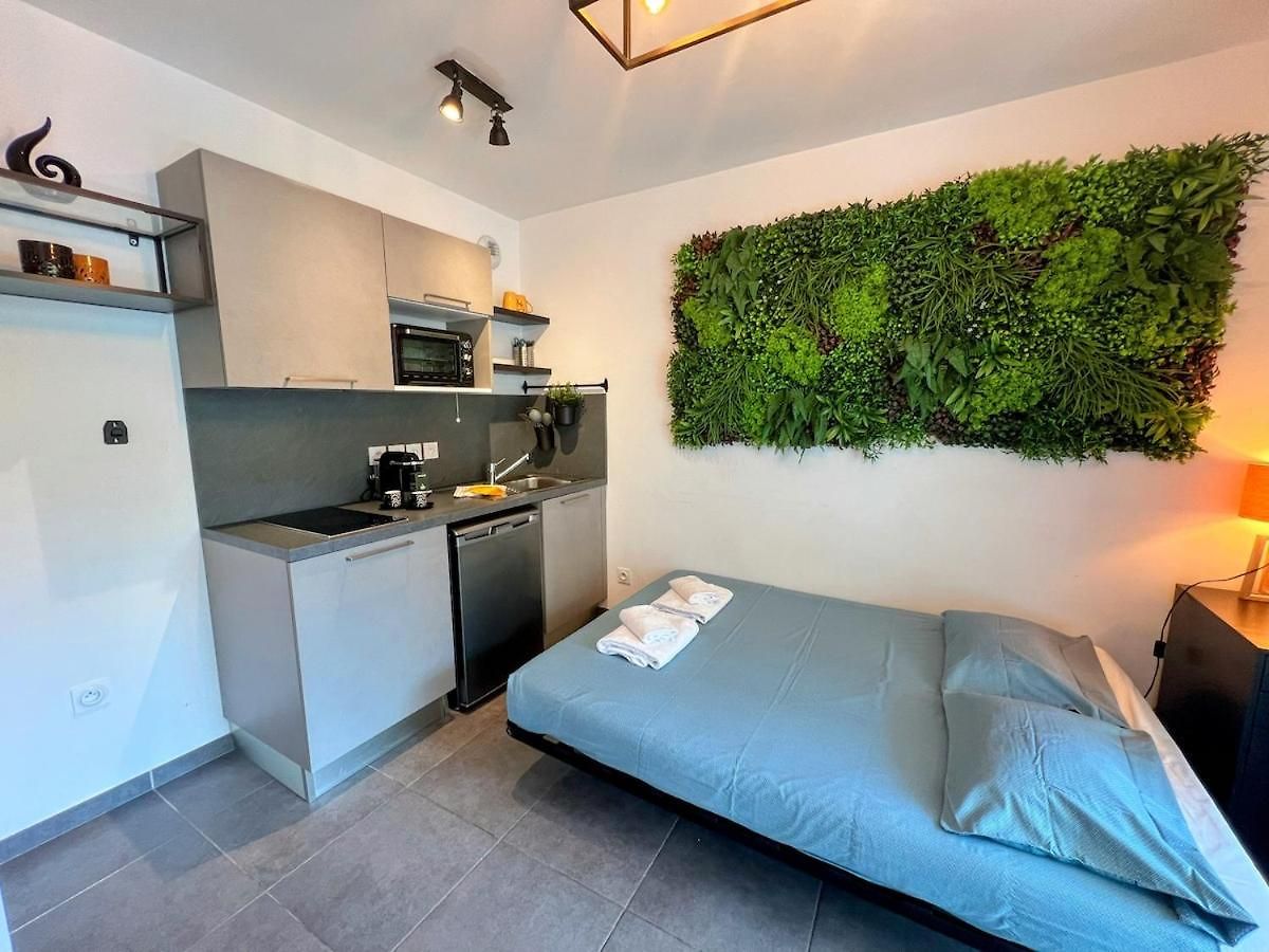 Urban Jungle Apartment *
