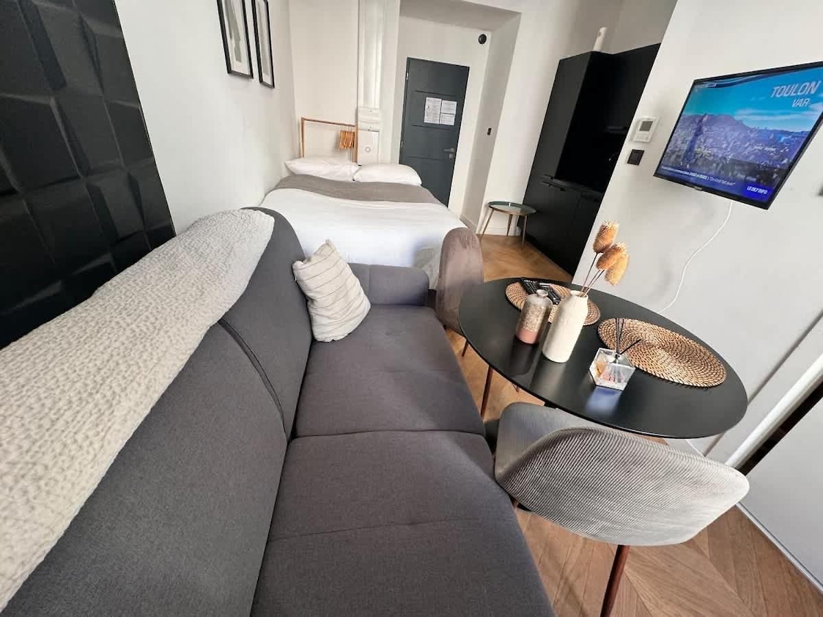 Apartment Bright Modern & Walkable Nice