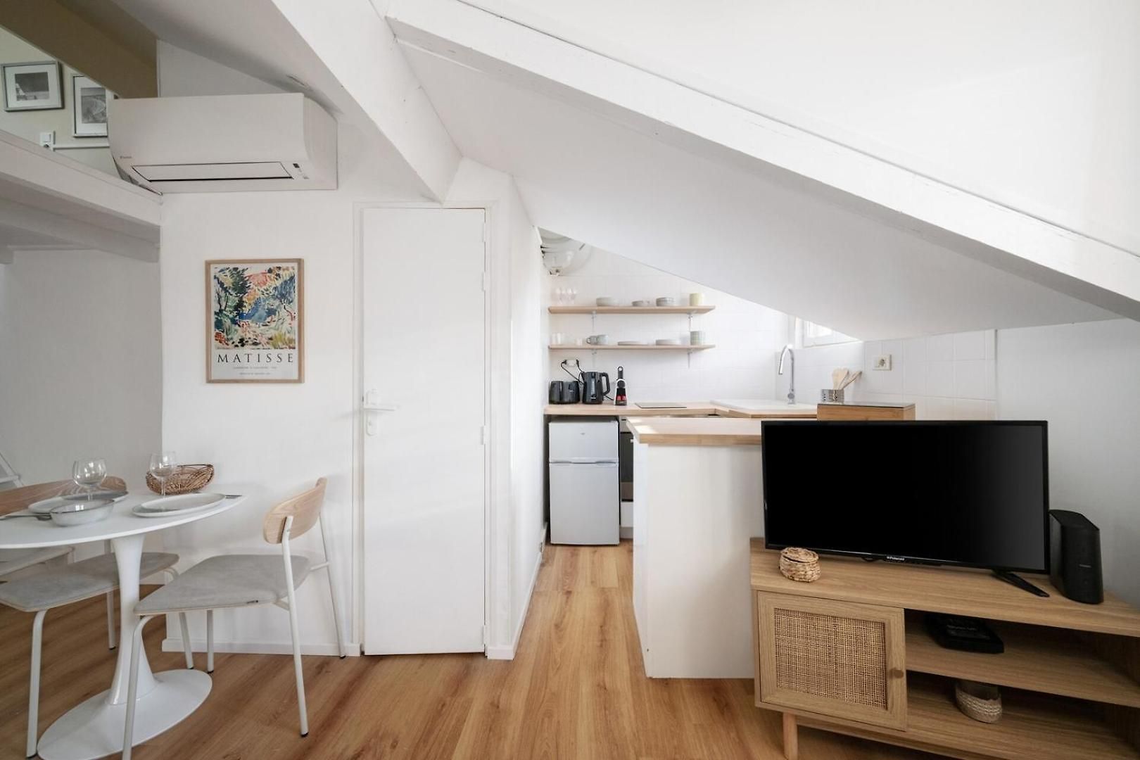 Charming & Bright Cozy Retreat On Port Nice