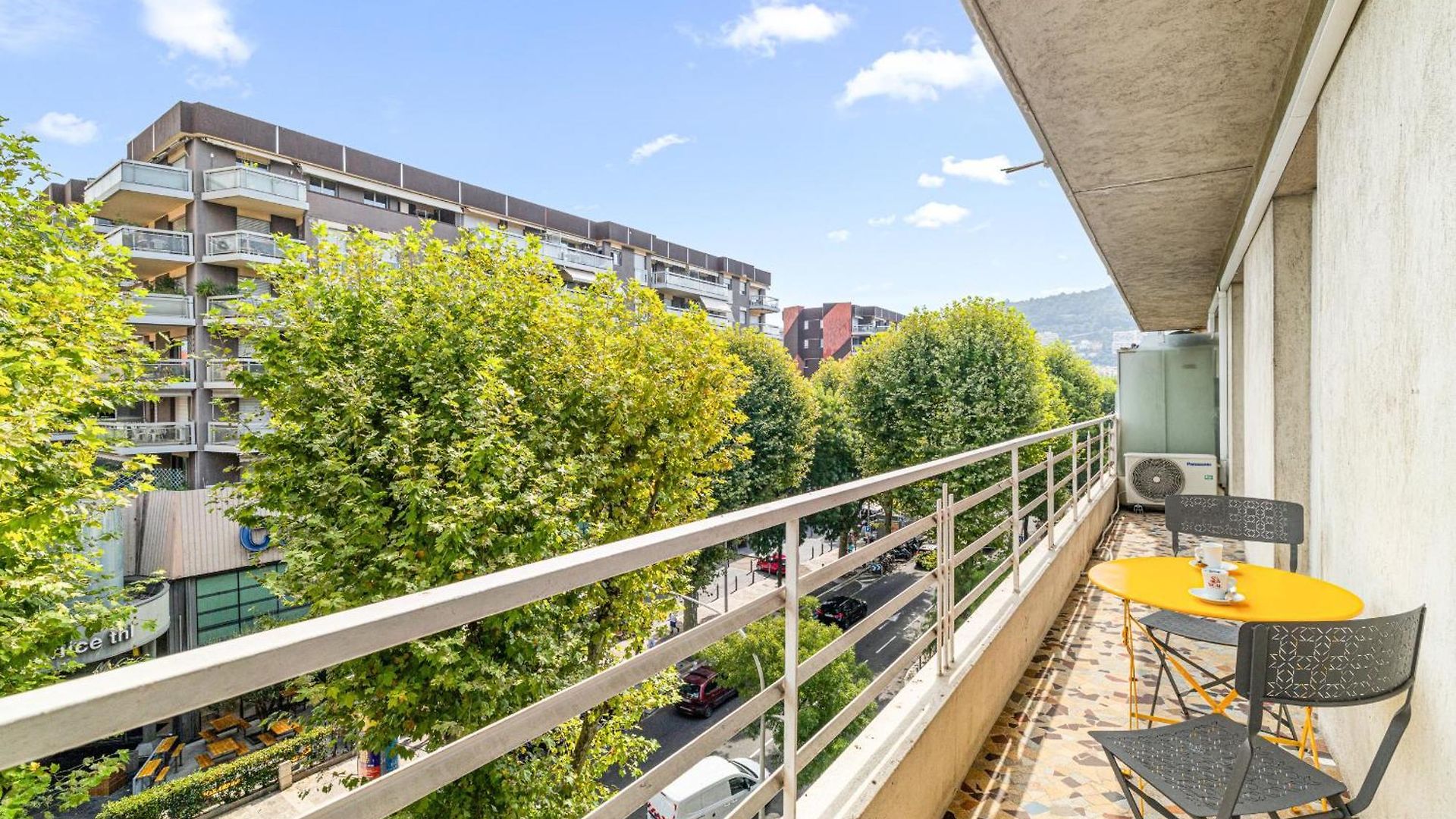 Apartment Comfortable & Bright 2 Bedroom Nice