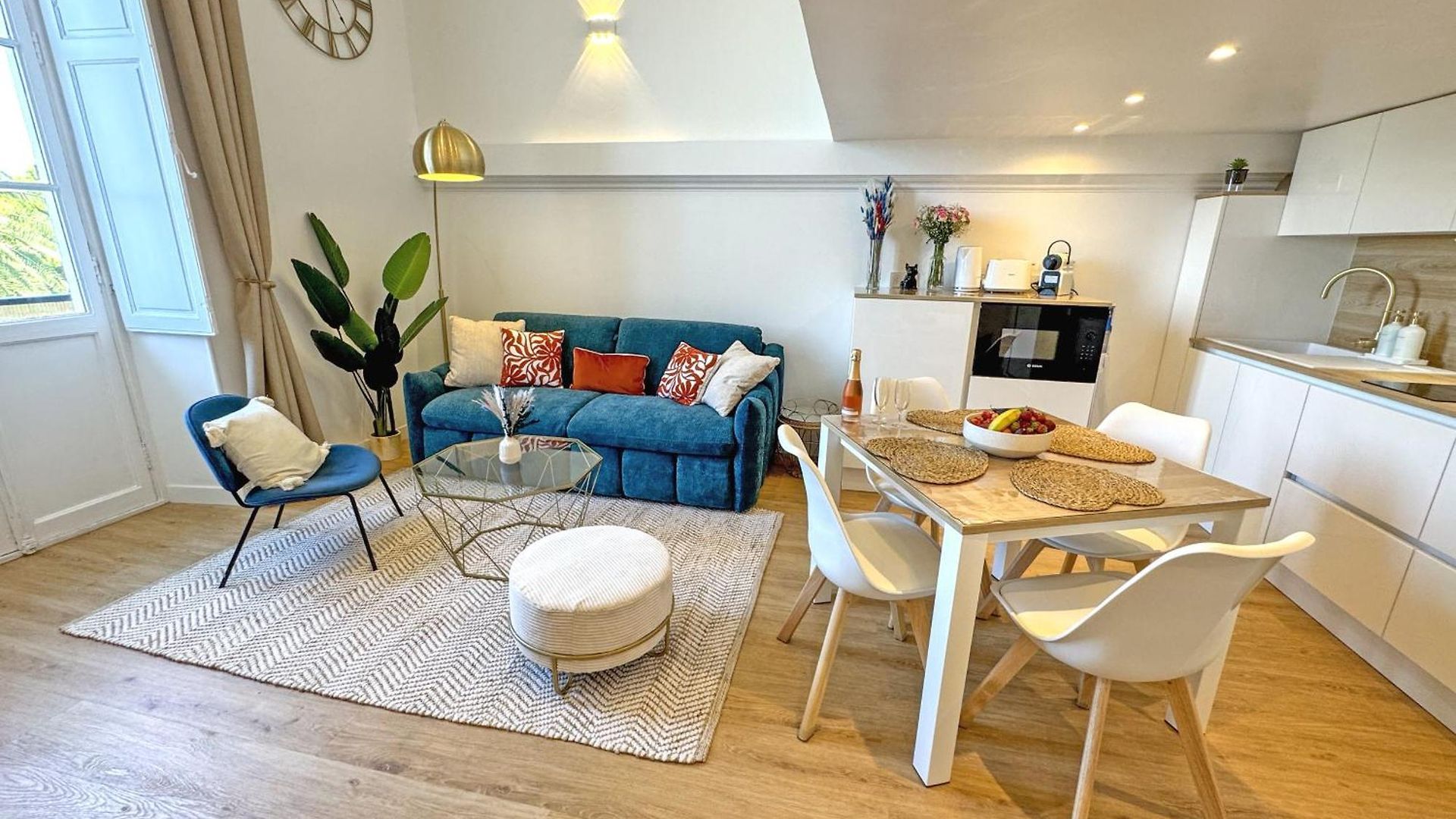 Elegant Seafront Loft Old Town Apartment *