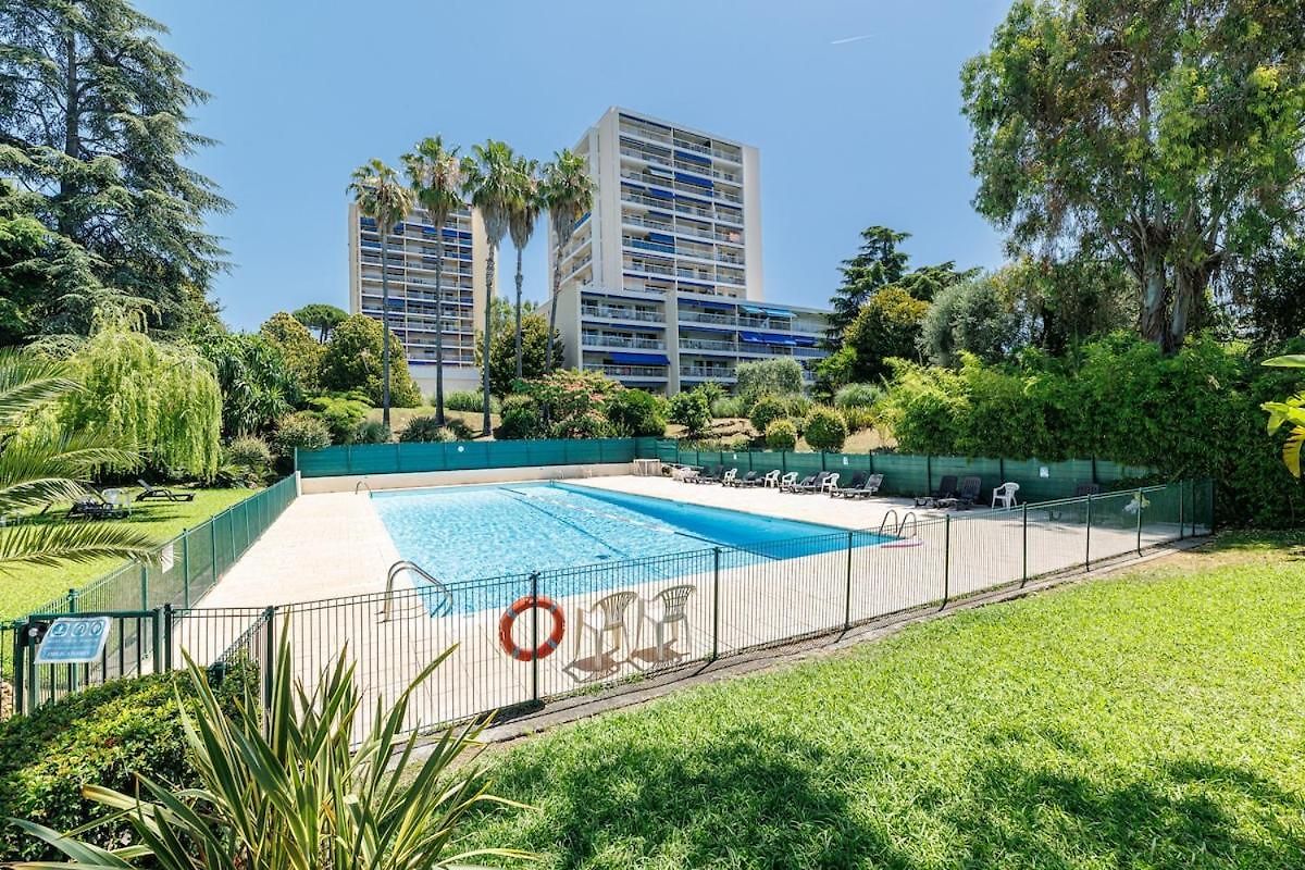 Beautiful 2 Swimming Pool, Parking Space And Air Conditioning