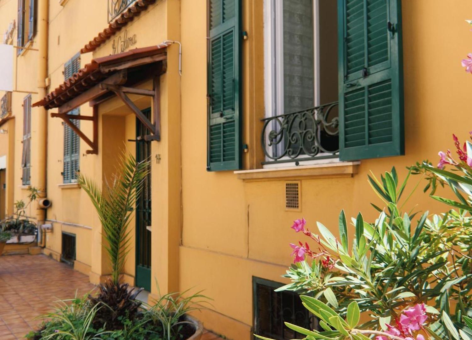Apartment Charming Studio, Balcony With Garden View, Liberation
