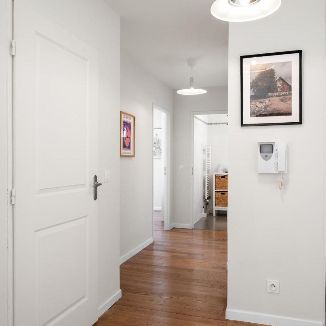 Stunning & Bright - 2 Bedrooms - Parking Wifi/ac Apartment