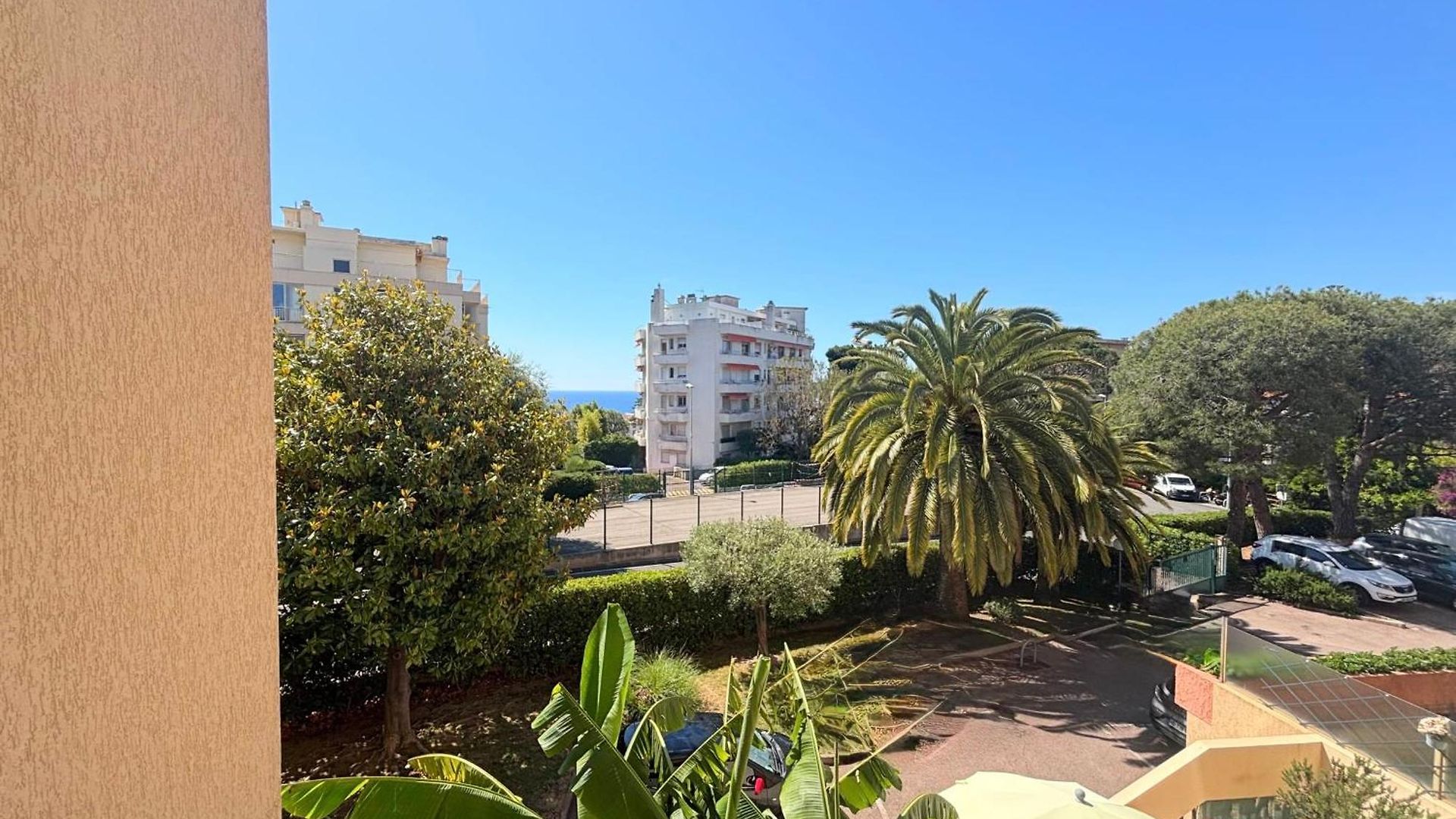 With Balcony And Pool Near The Sea *