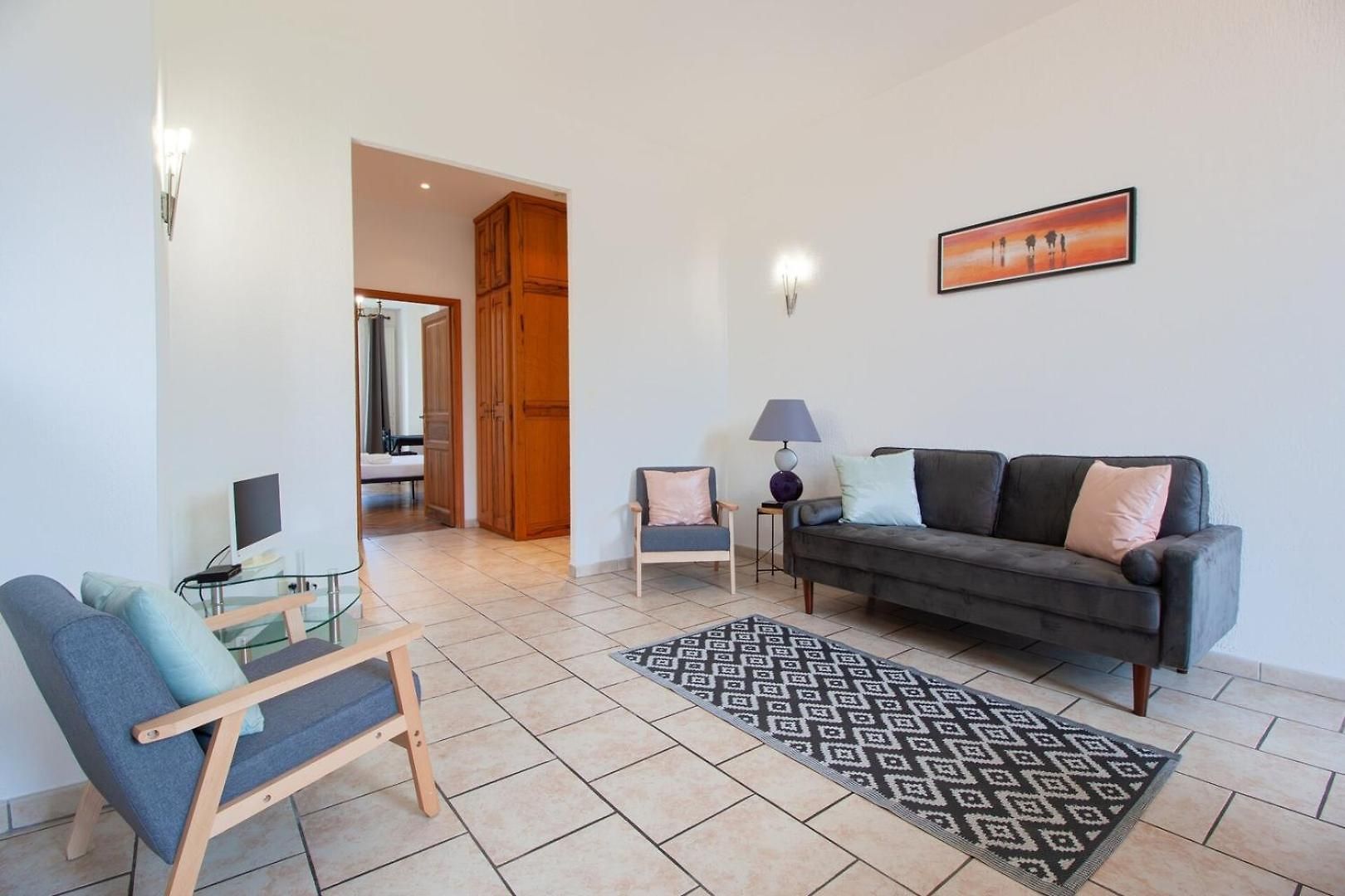 Bright 2-bedroom - La Liberation Apartment *