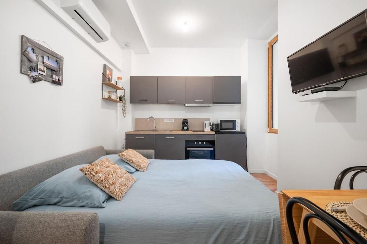 Charming 2 Rooms, Sleeps 4 Center Nice