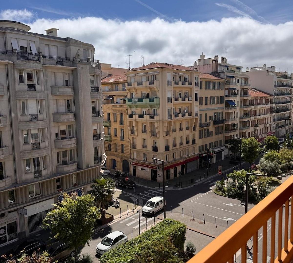 Apartment Beautiful Bright 2-bedroom 1 Minute From The