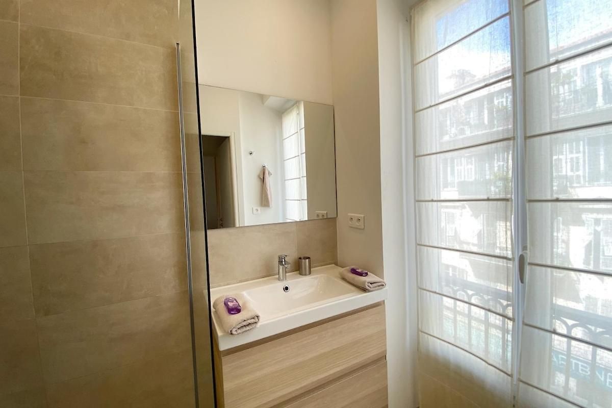 Spacieux Et - Vieux 5 Mn' A Pied Apartment
