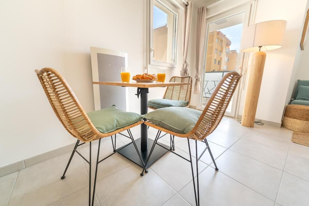 Bright With Terrace And Wi-fi Nice