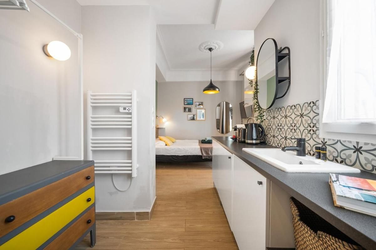 Bright & Cosy W Terrace Ac Apartment