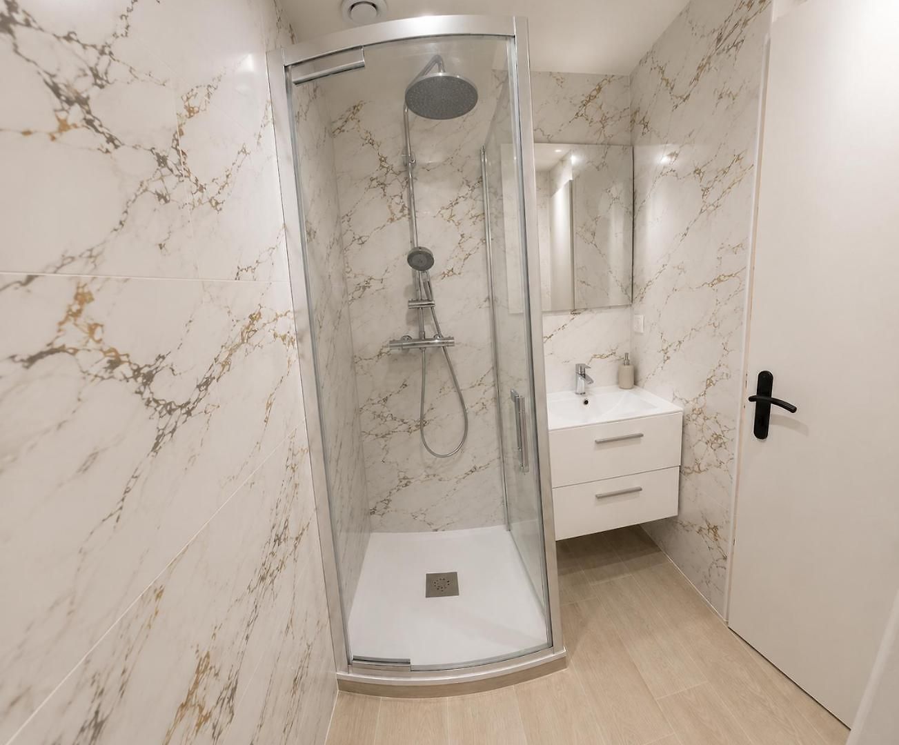 Blue Line - New Modern With Terrace & Ac Apartment *