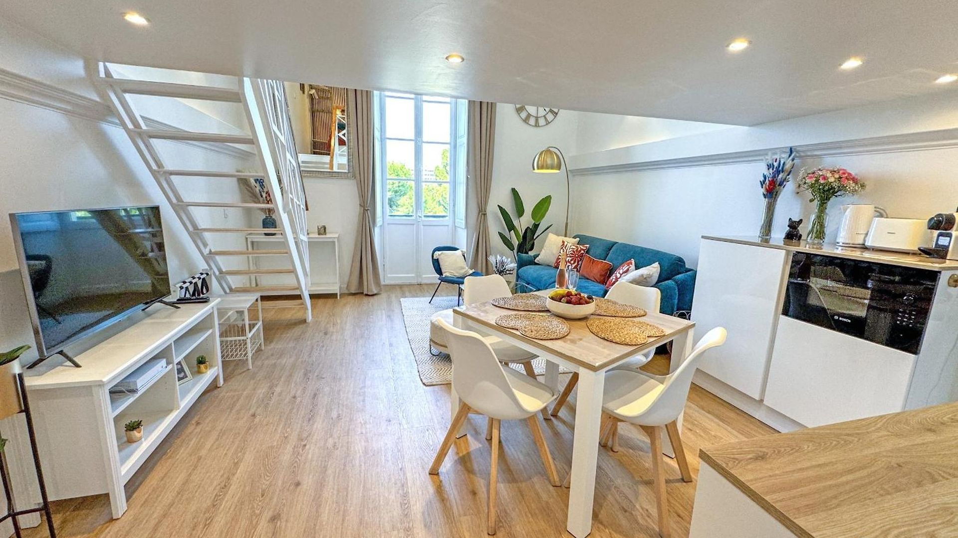 Elegant Seafront Loft Old Town Apartment Nice