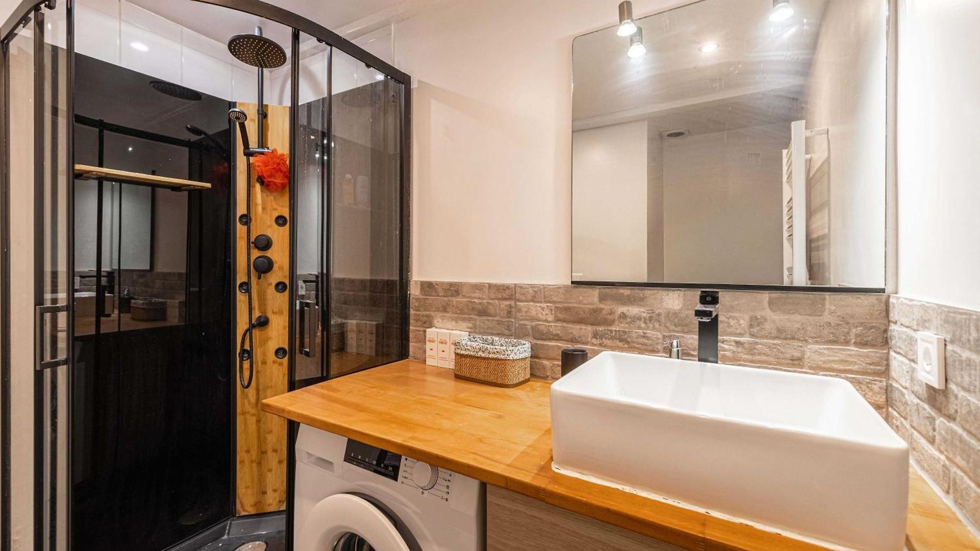 Warm Close To Promenade Des Nice