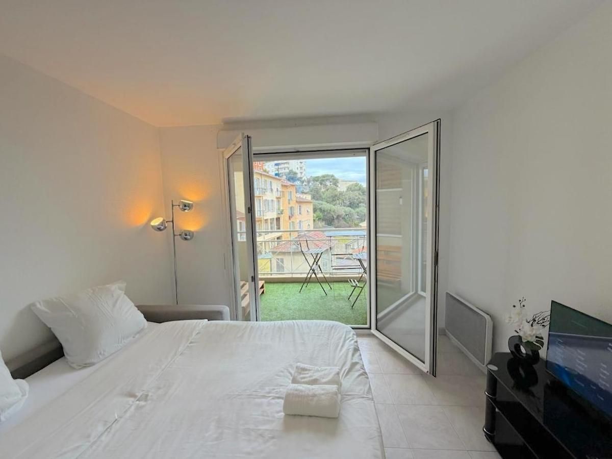 Charming Cozy With Sunny Balcony Apartment Nice
