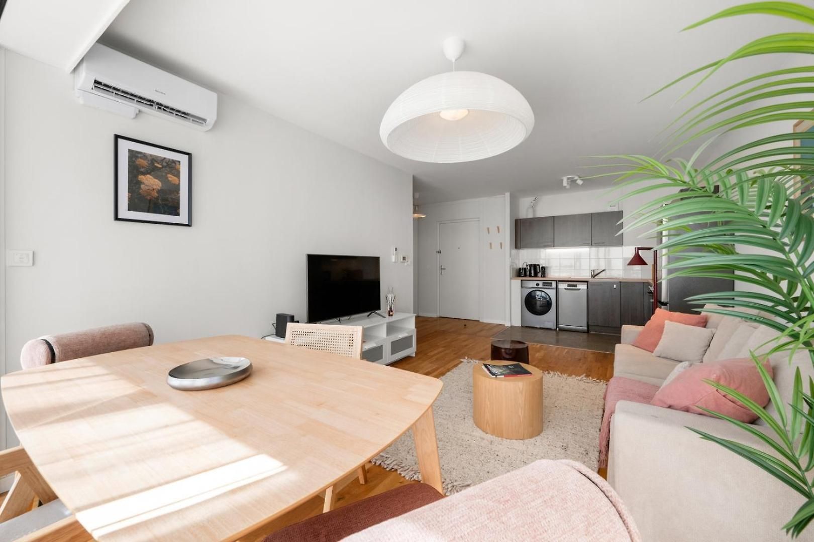 Apartment Stunning & Bright - 2 Bedrooms - Parking Wifi/ac