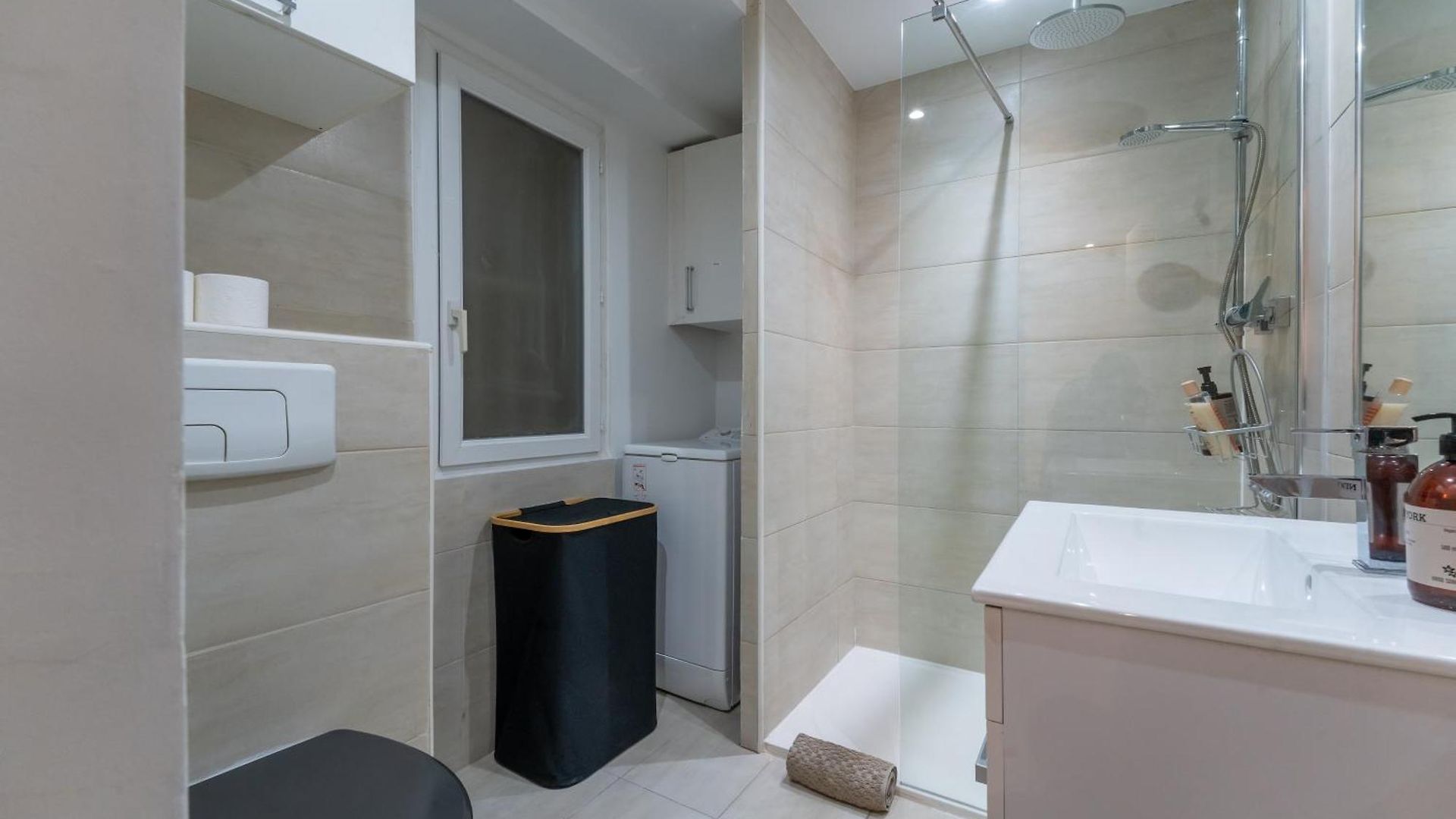 Old Town Nice, 2 Bedrooms & 2 Bathrooms,quiet, Ac For 4 People Apartment